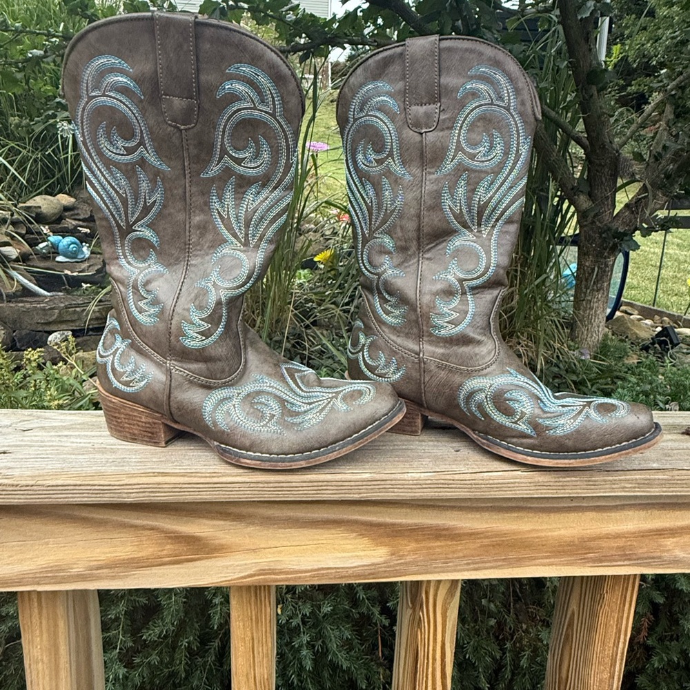 Roper size 7 and Blue Embroidered Cowboy Boots